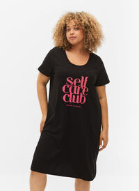 Kortermet nattkjole i bomull, Black w. Self Care, Model