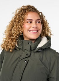 Lett polstret parka med hette fôret med teddystoff, Grønn Lett polstret parka med hette fôret med teddystoff, Grønn, Model