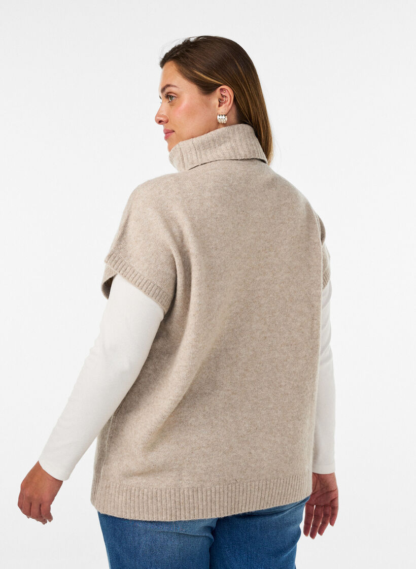 Strikket vest med rullehals og kabelstrikk, Beige, Model image number 2
