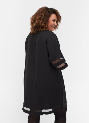 Kortermet kjole med gjennomsiktige detaljer, Black, Model image number 1