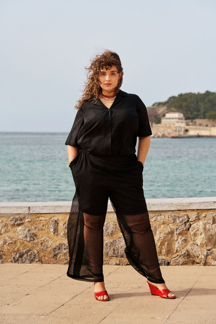 Elegant svart med r&oslash;de detaljer, , Model