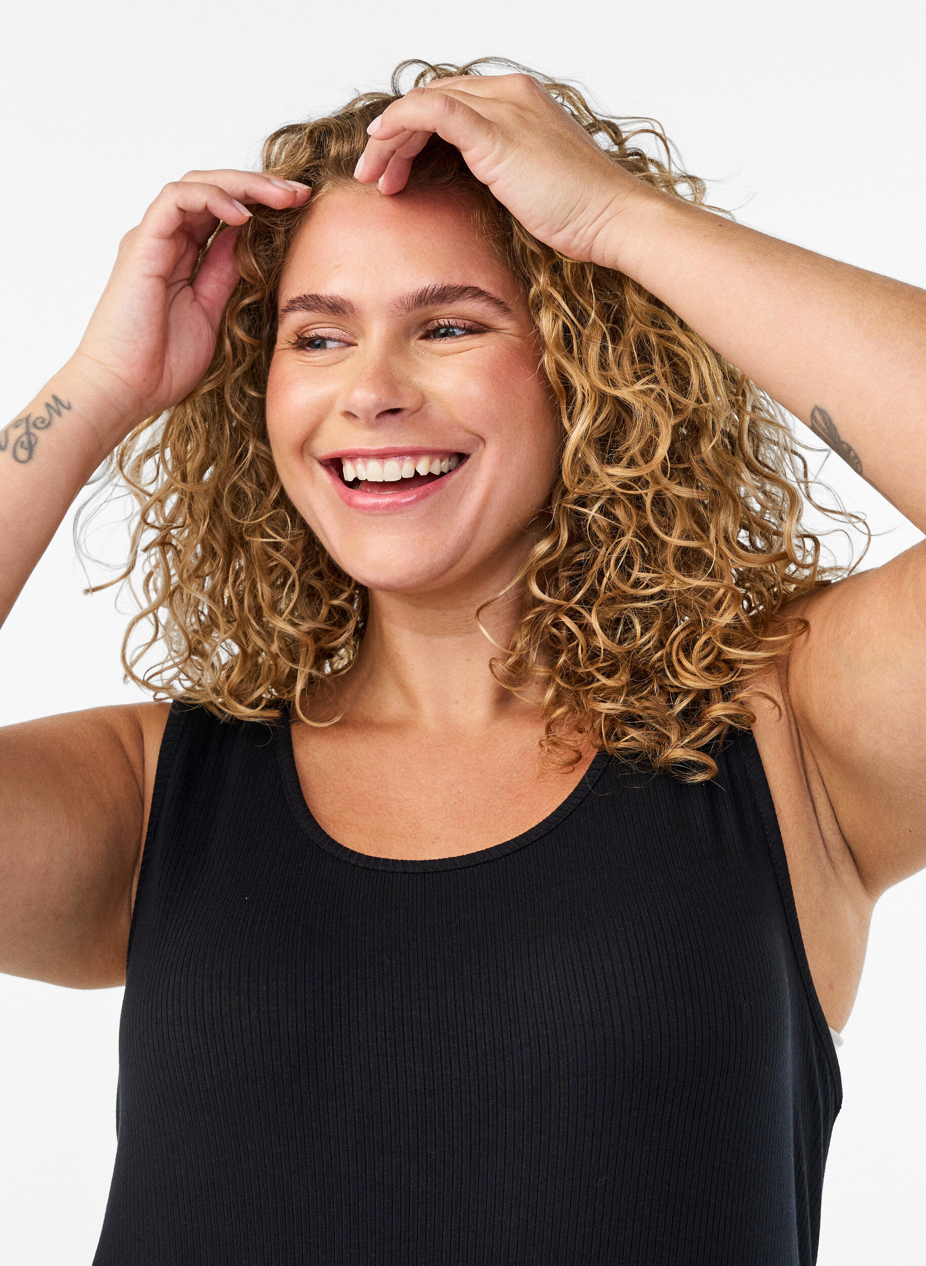 ZizziErmel&oslash;s ribbestrikket kjole i viskose, Svart, Model image number 2