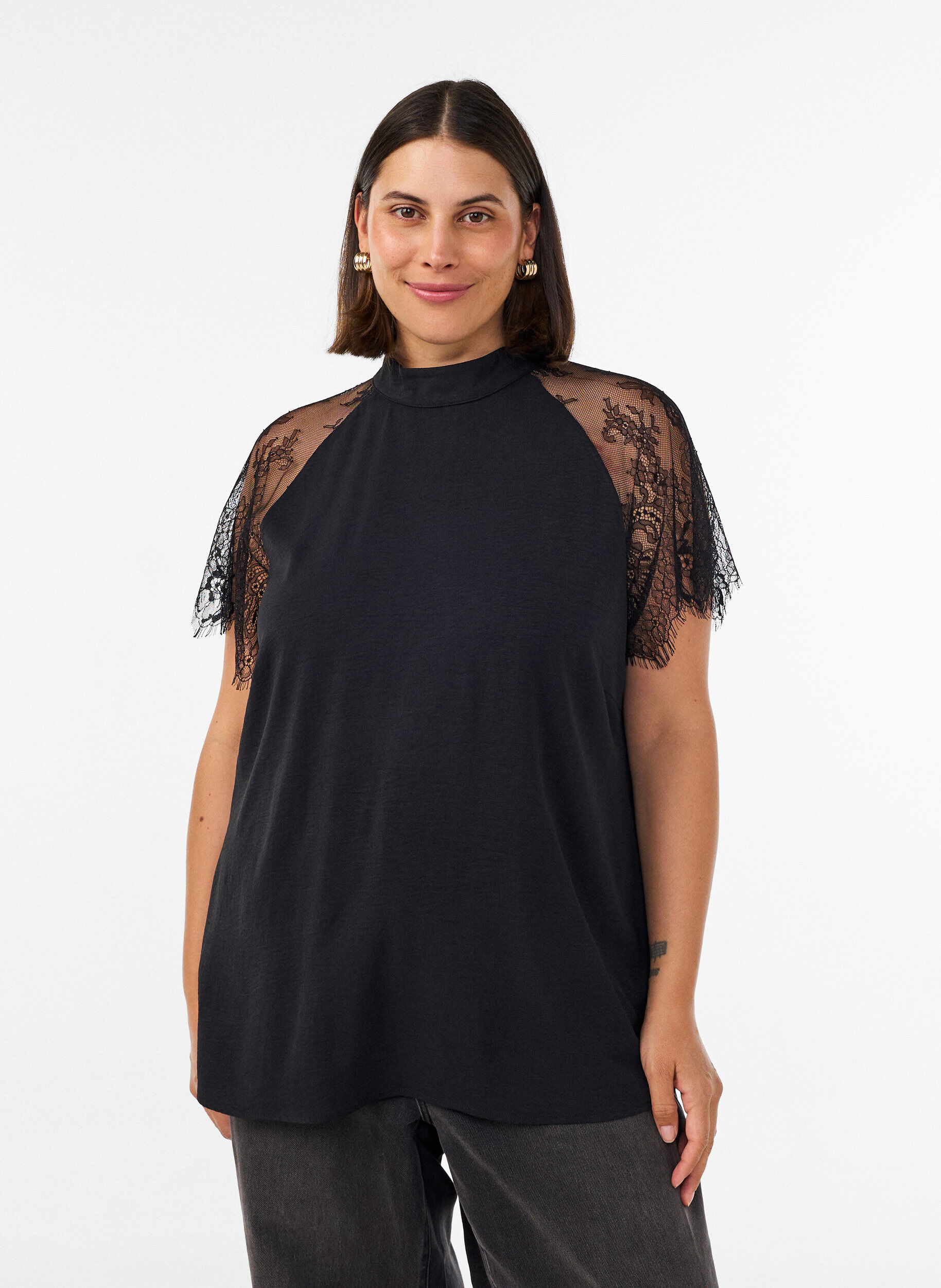 Bluse med korte blondeermer og h&oslash;y hals, Svart, Model