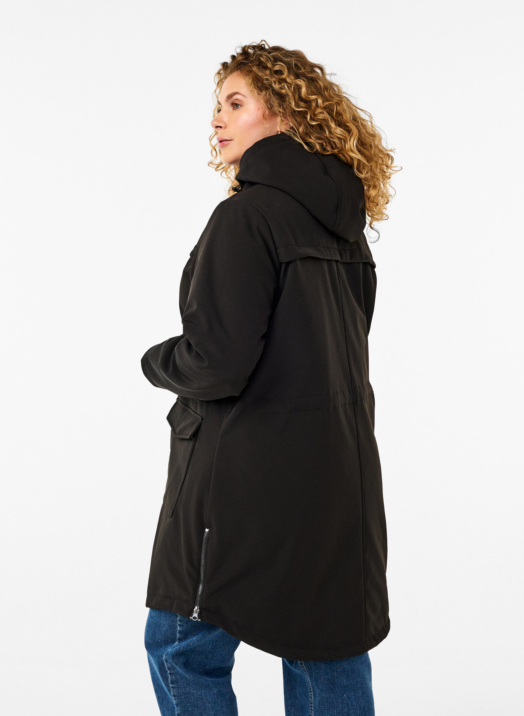 Zizzi Vannavvisende softshell jakke med vattert f&ocirc;r, Svart, Model image number 2
