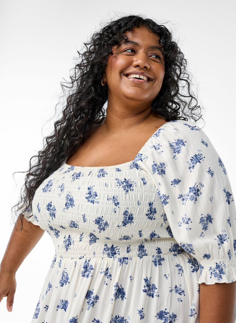 Blomstrete midikjole av viskose med smock, Hvit, Model image number 2