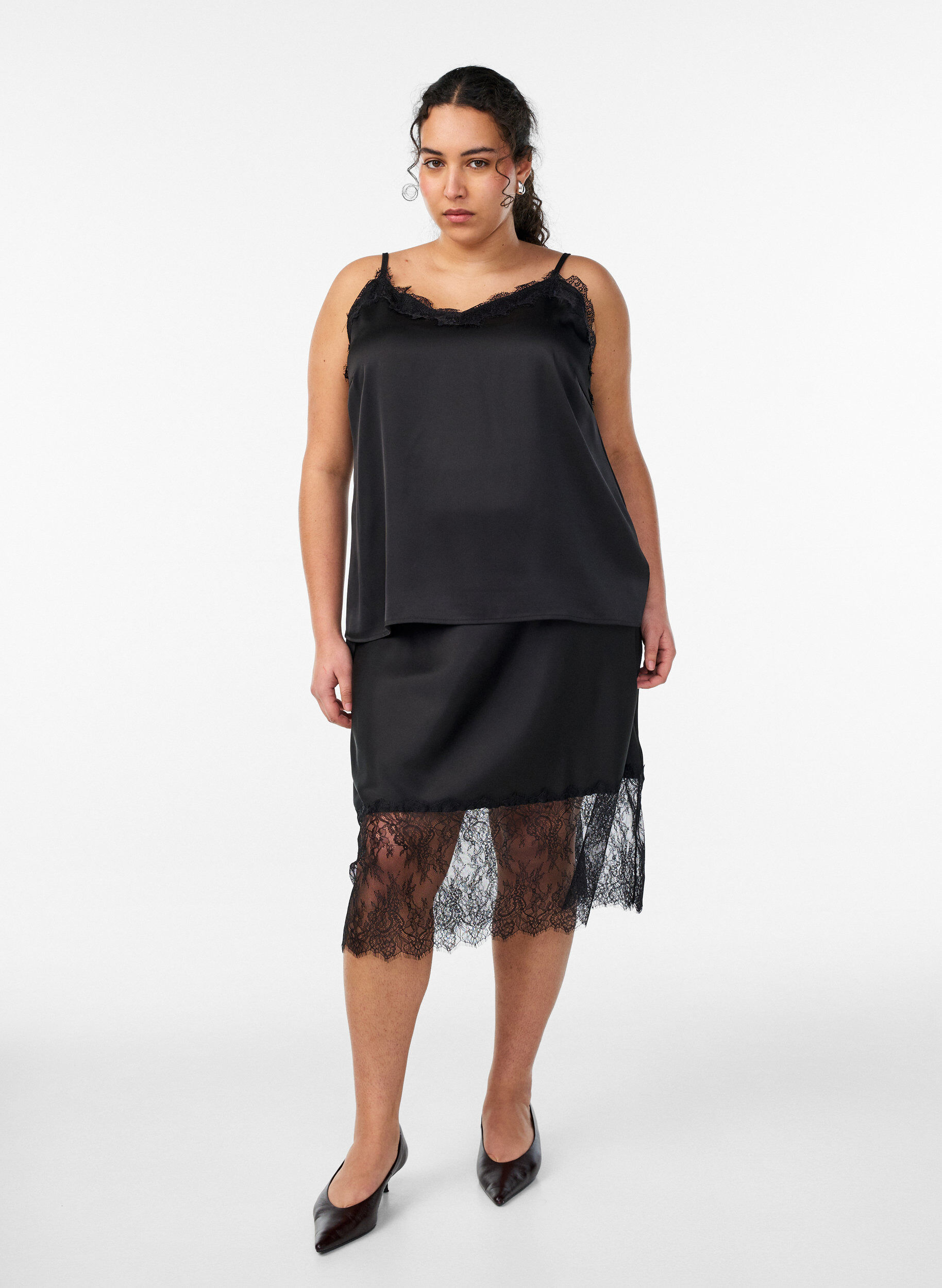 Zizzi Satintopp med blonder, Svart, Model image number 1