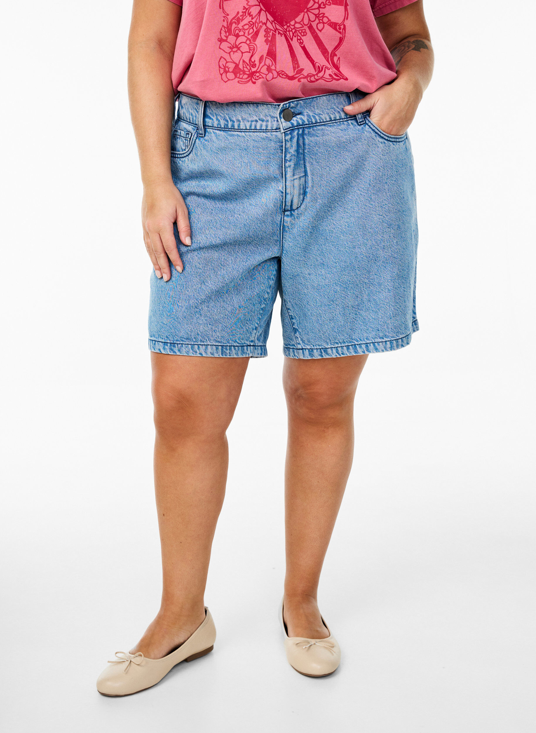Zizzi L&oslash;se denimshorts med h&oslash;y midje, Bl&aring;, Model image number 3
