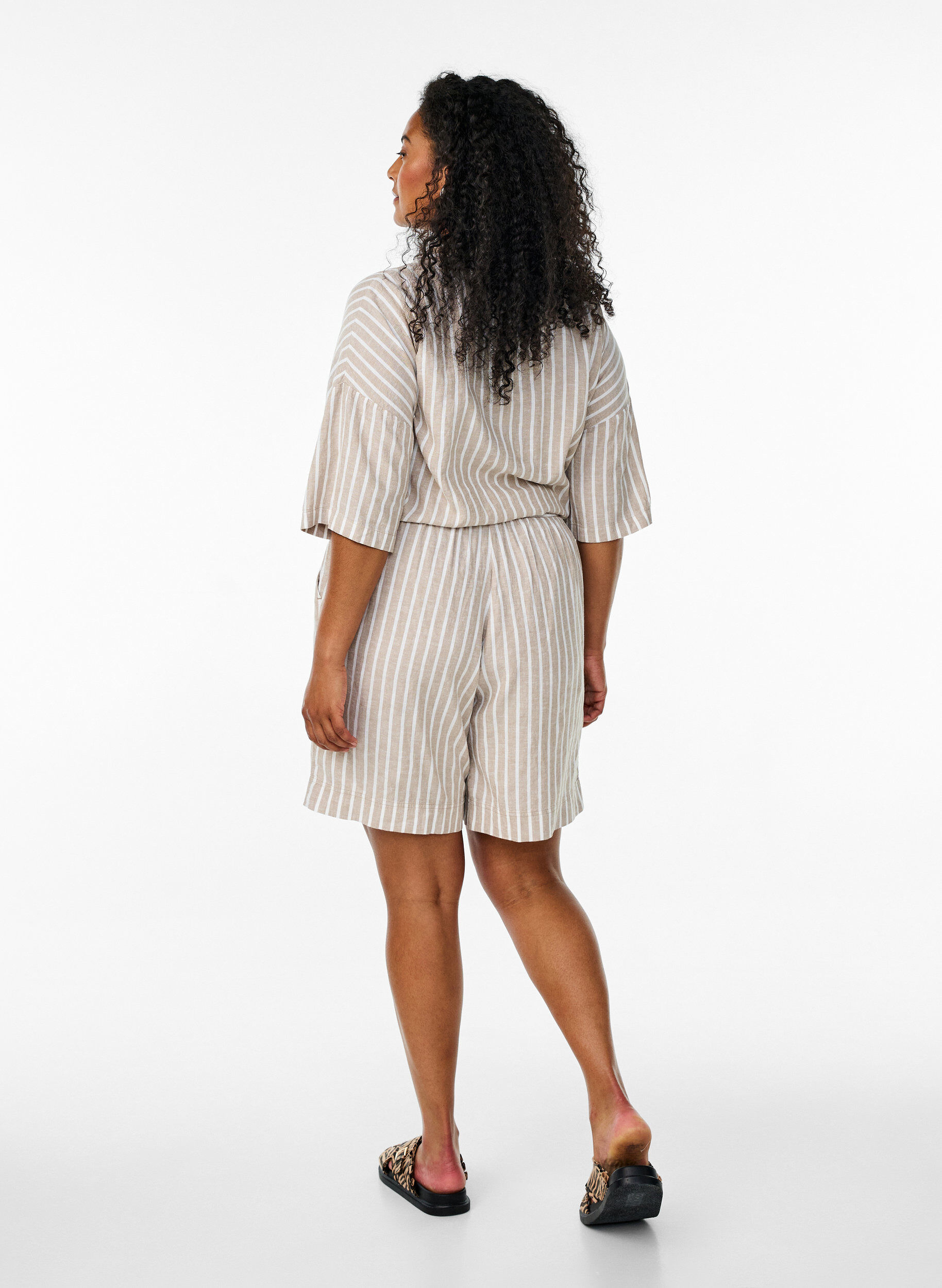 Zizzi Stripete shorts i lin og viskose, Beige, Model image number 2