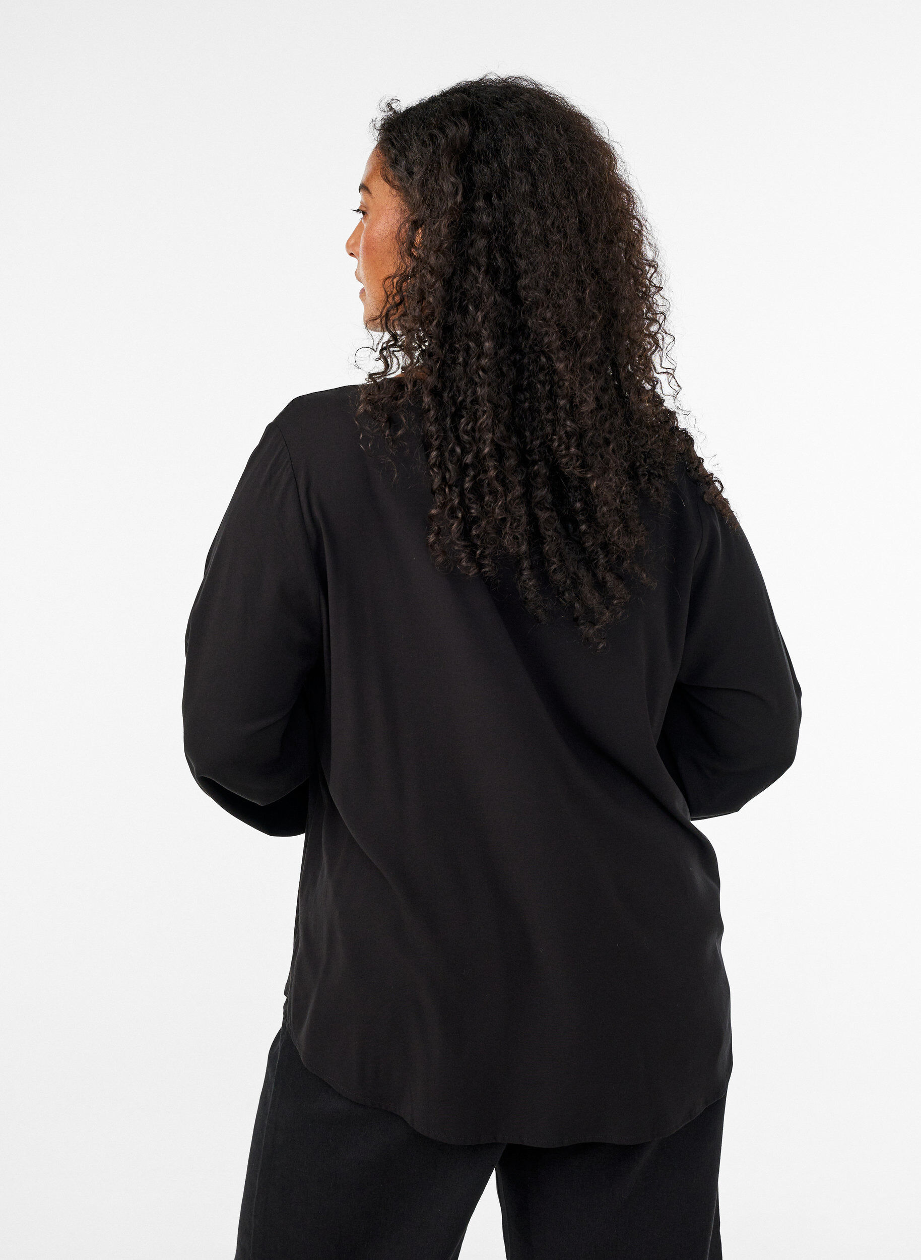ZizziViskosebluse med V-hals og lange ermer, Svart, Model image number 2