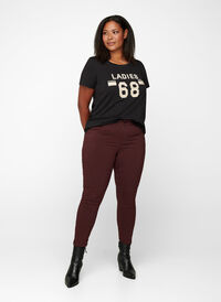Slim fit bukser med lommer, Mørk Bordeaux Slim fit bukser med lommer, Mørk Bordeaux, Model