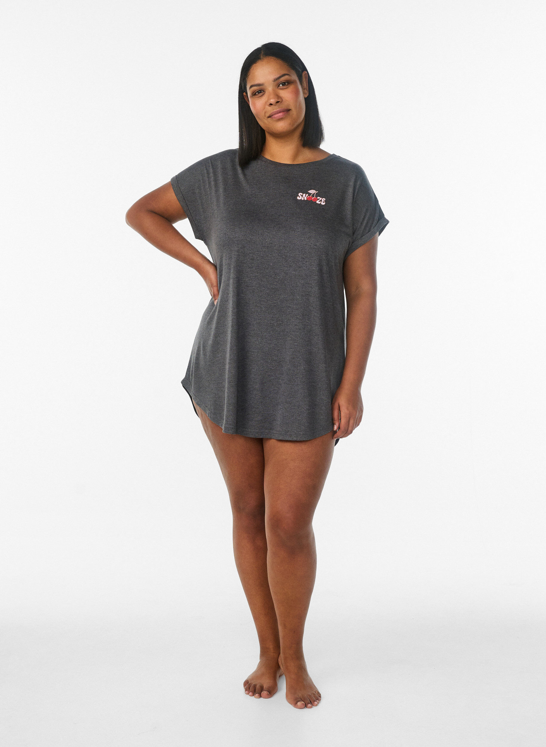 ZizziKortermet nattkjole med teksttrykk, Svart, Model image number 1