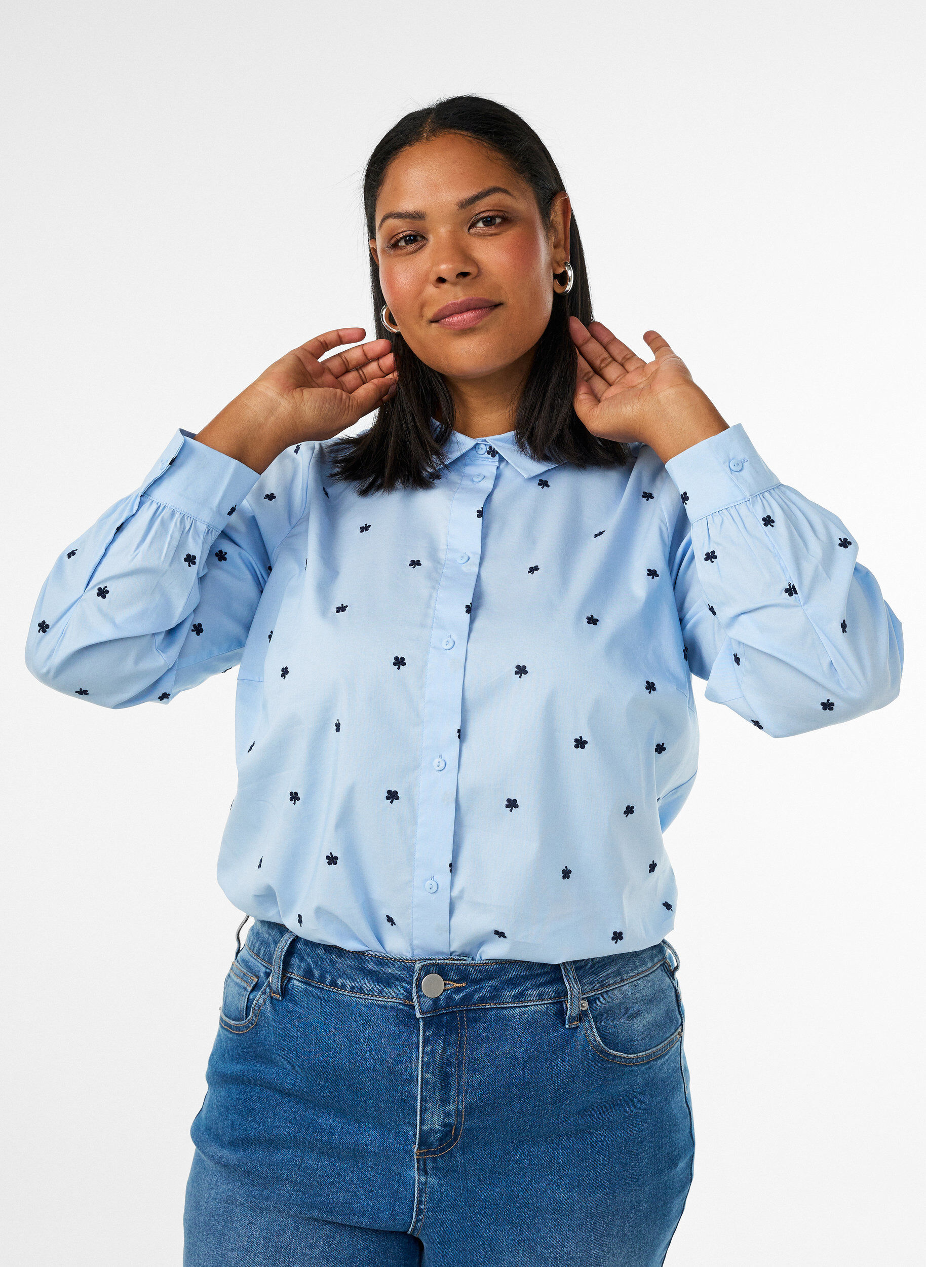 Skjorte med broderte blomster, Bl&aring;, Model