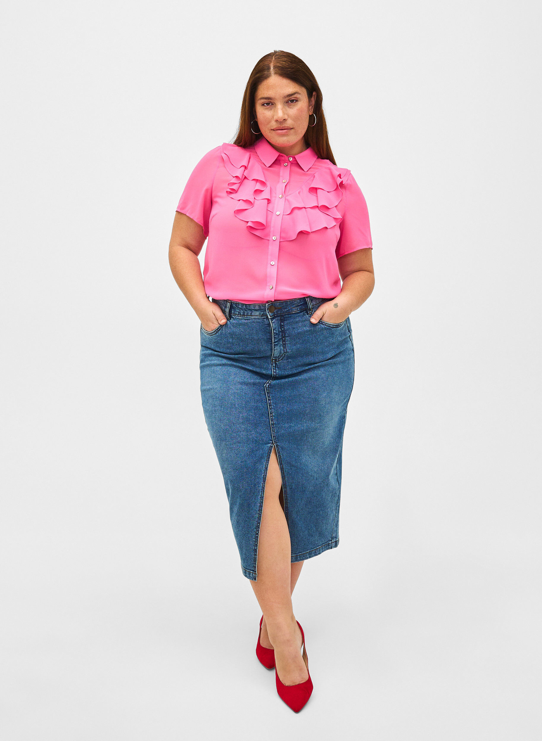 Zizzi Kortermet skjortebluse med volanger, Pink Power, Model image number 2
