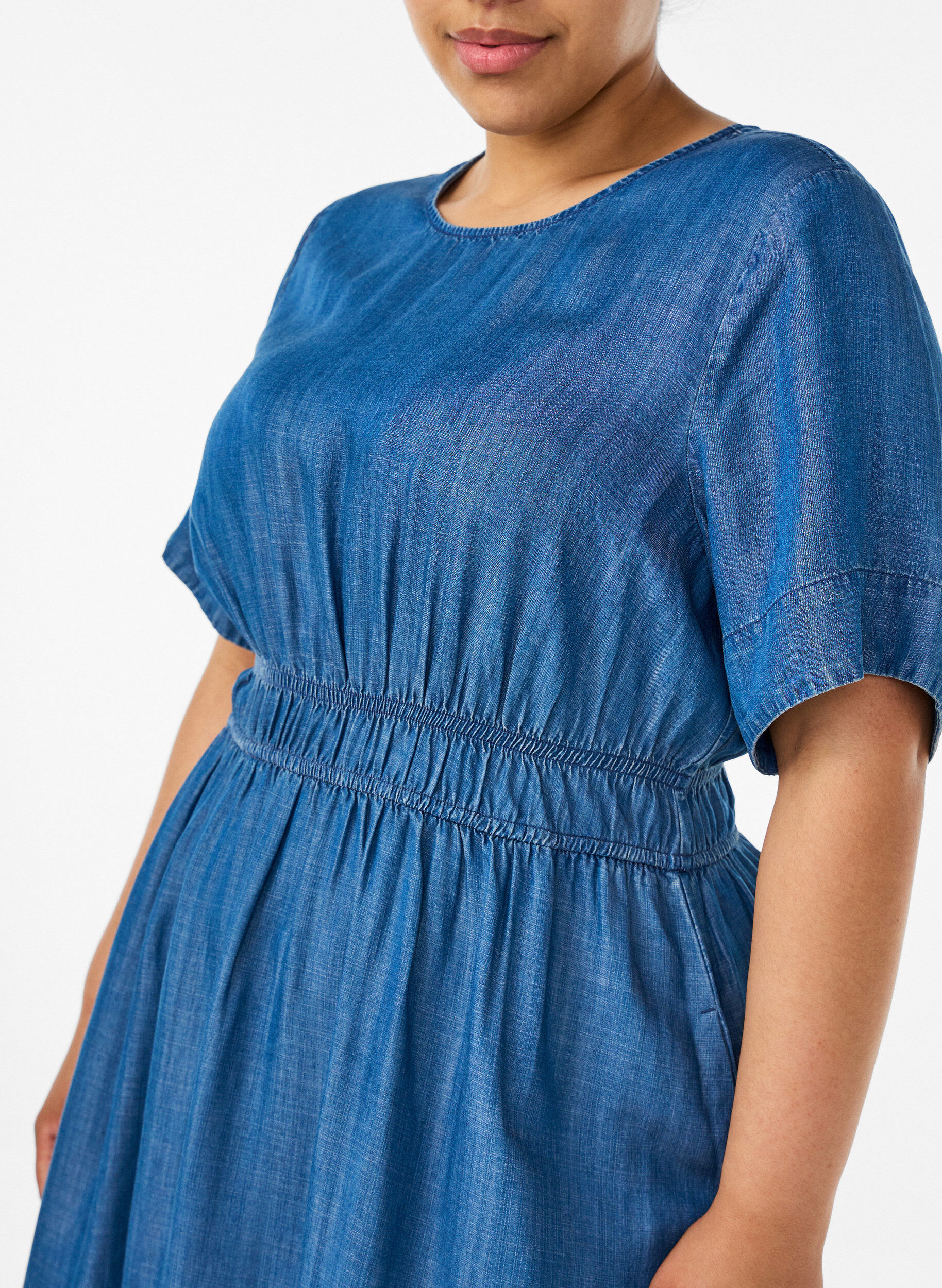 ZizziMidikjole i plagg i denim med elastisk midje, Bl&aring;, Model image number 2