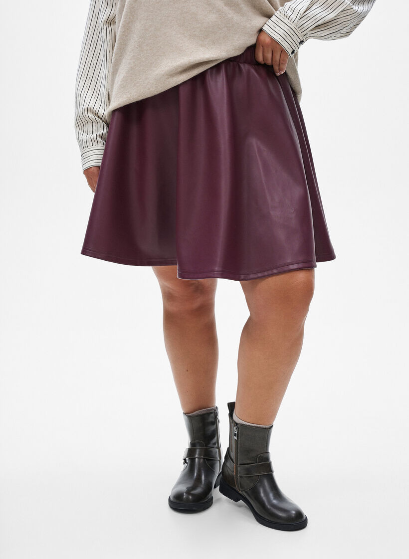 Kort skaterskjørt i imitert skinn, Vineyard Wine, Model