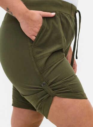 Løs shorts av bomull med lommer, Ivy Green, Model image number 2