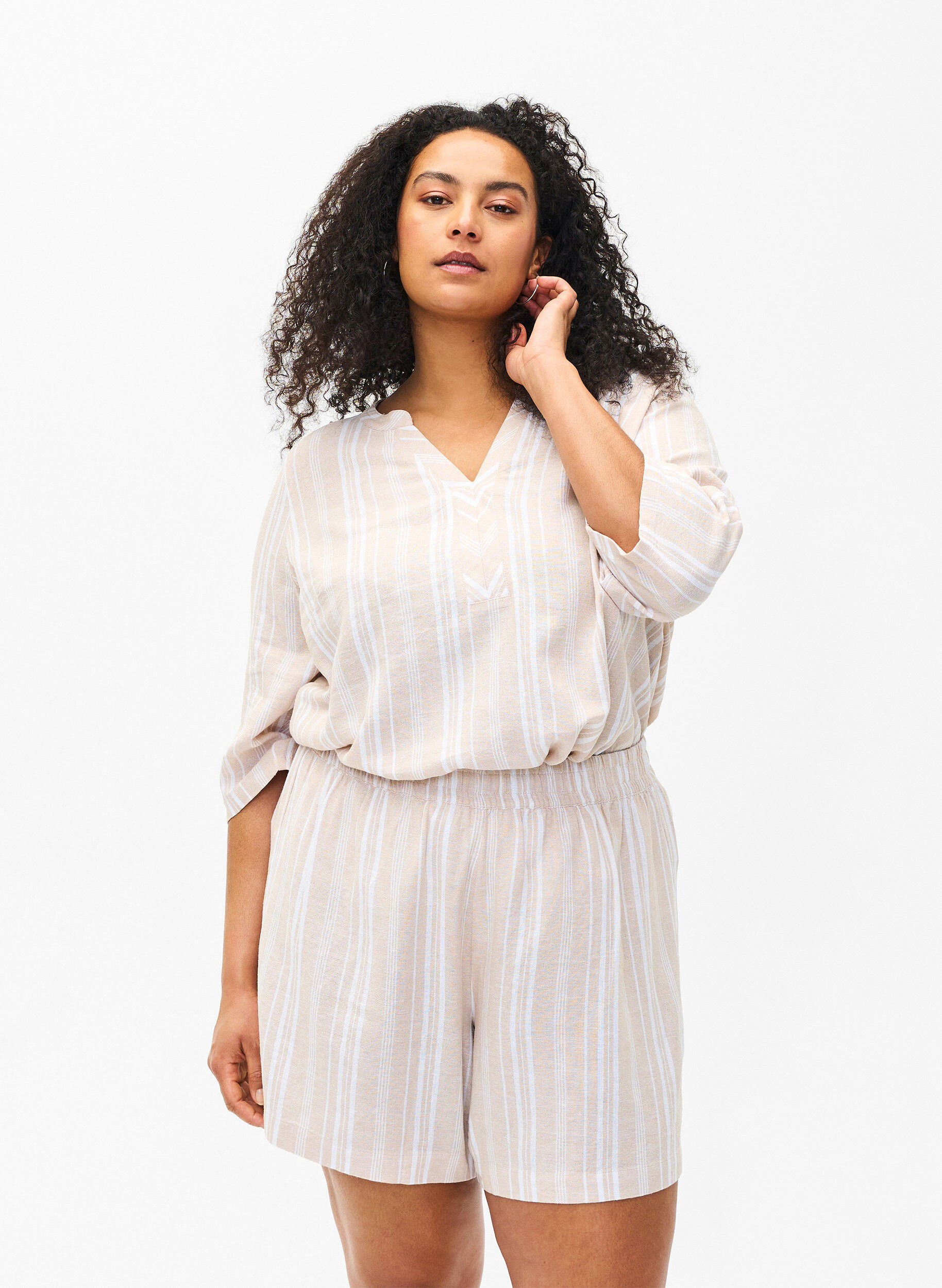 Zizzi Stripete shorts i en blanding av lin og viskose, Beige, Model image number 0