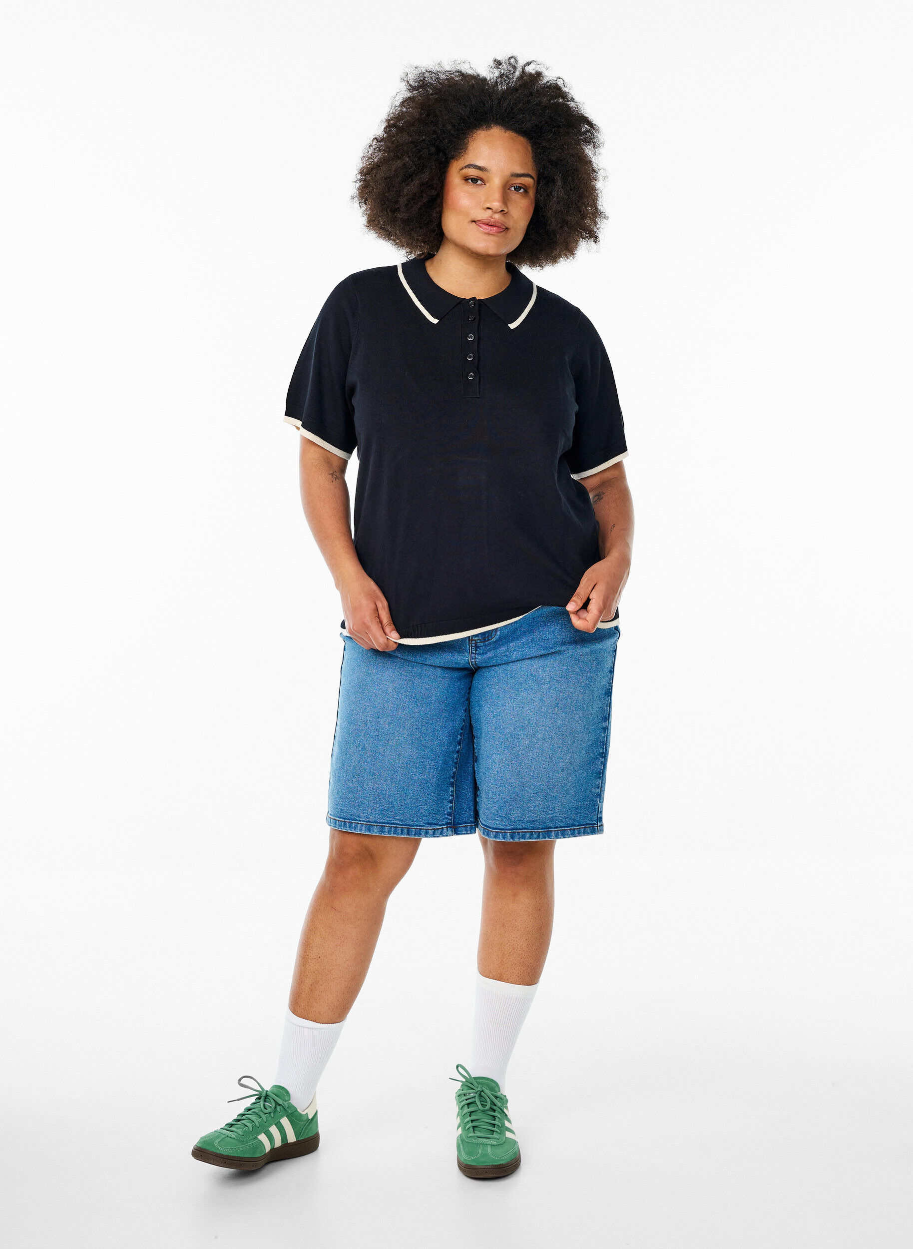 Zizzi Finstrikket poloskjorte med kontrastkant, Svart, Model image number 1