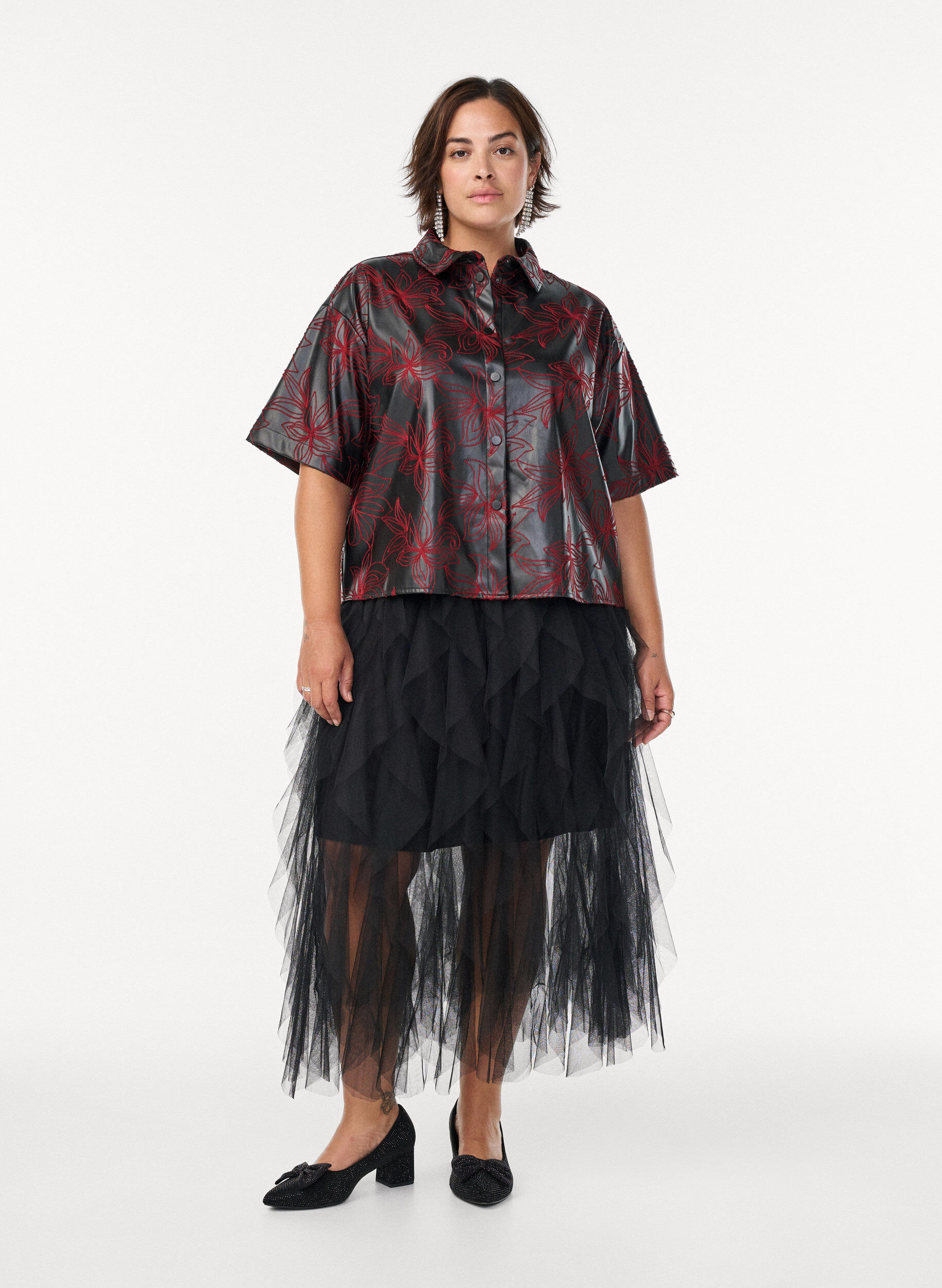 Zizzi Kort imitert skinnskjorte med kontrastbroderi, Svart, Model image number 1