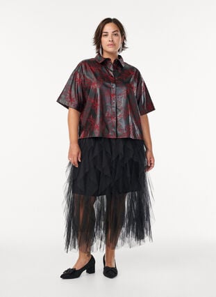 Zizzi Kort imitert skinnskjorte med kontrastbroderi, Svart, Model image number 1