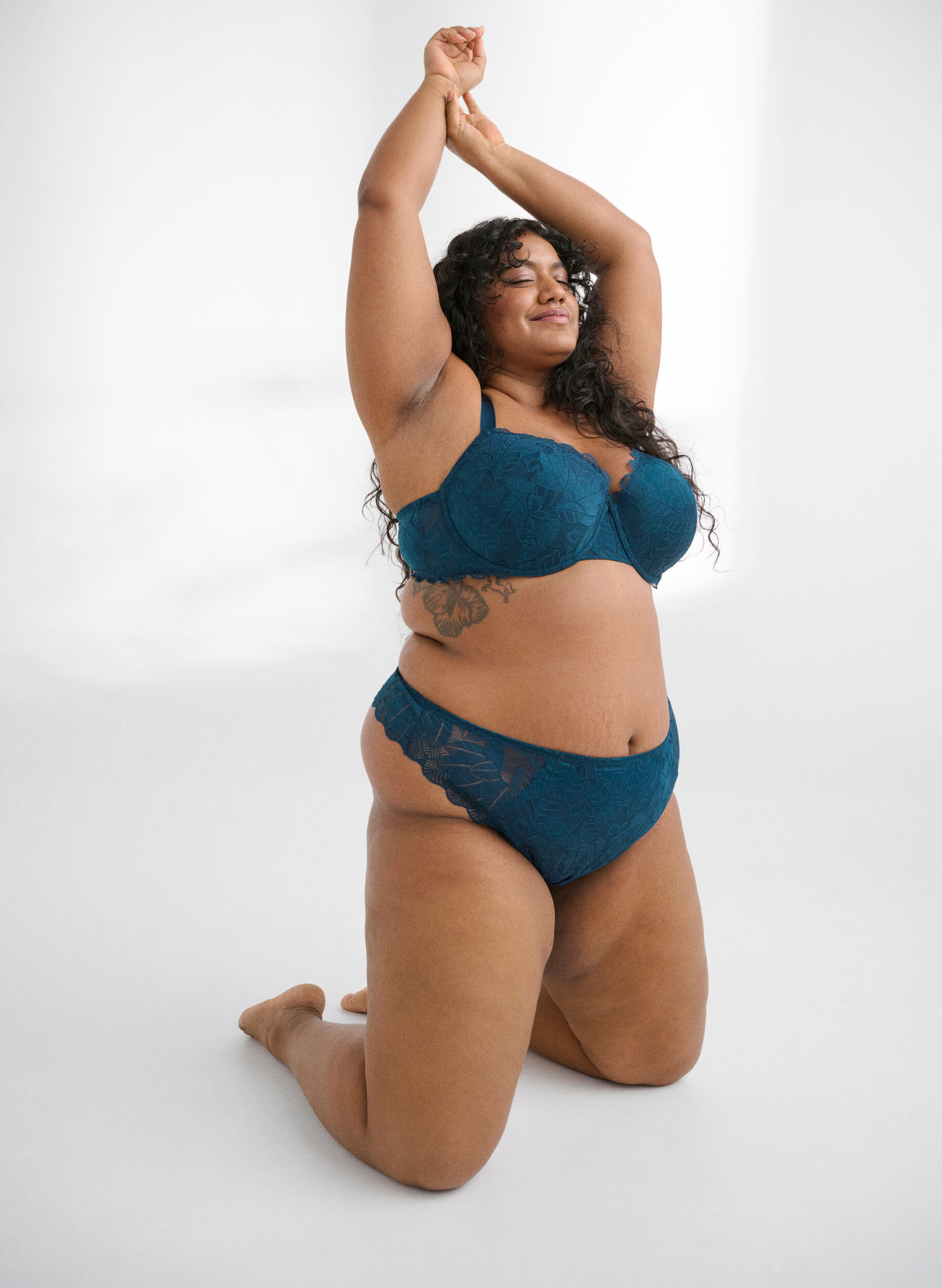 Zizzi Stringtanga med blonder, Bl&aring;, Image image number 0