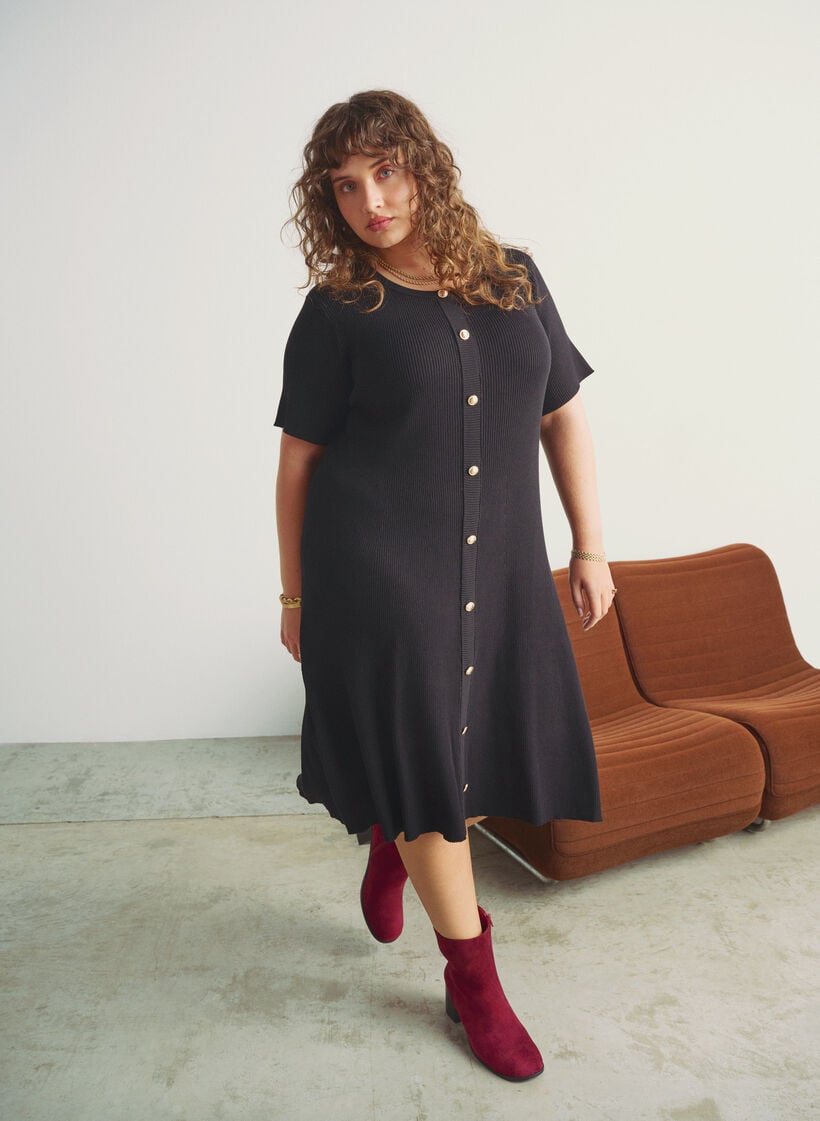 Ribbestrikket kjole med dekorative knapper og korte ermer, Svart, Image