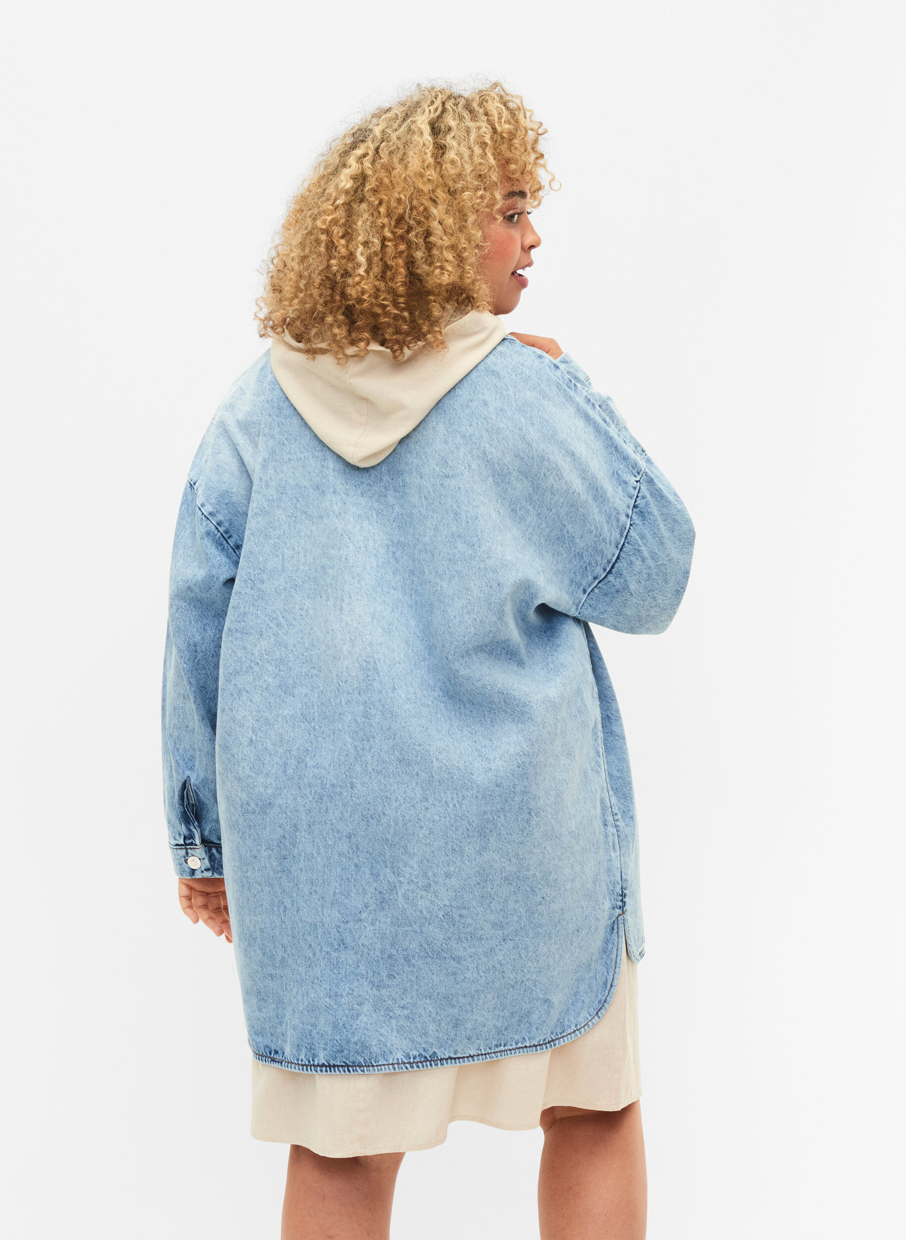 Zizzi L&oslash;stsittende denimjakke med knapper, Light blue denim, Model image number 1