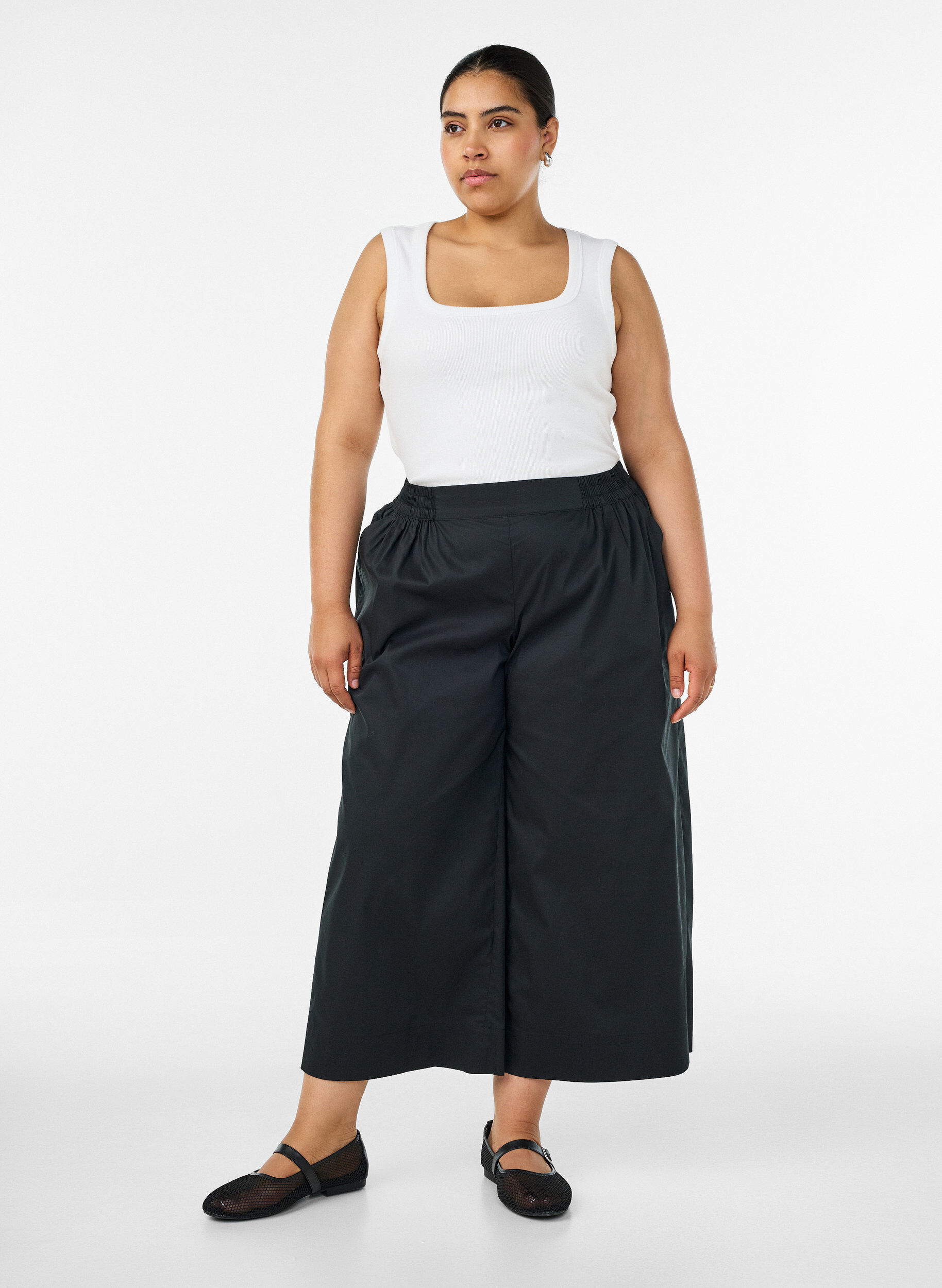 ZizziKulotter med elastisk midje og vide ben, Svart, Model image number 0