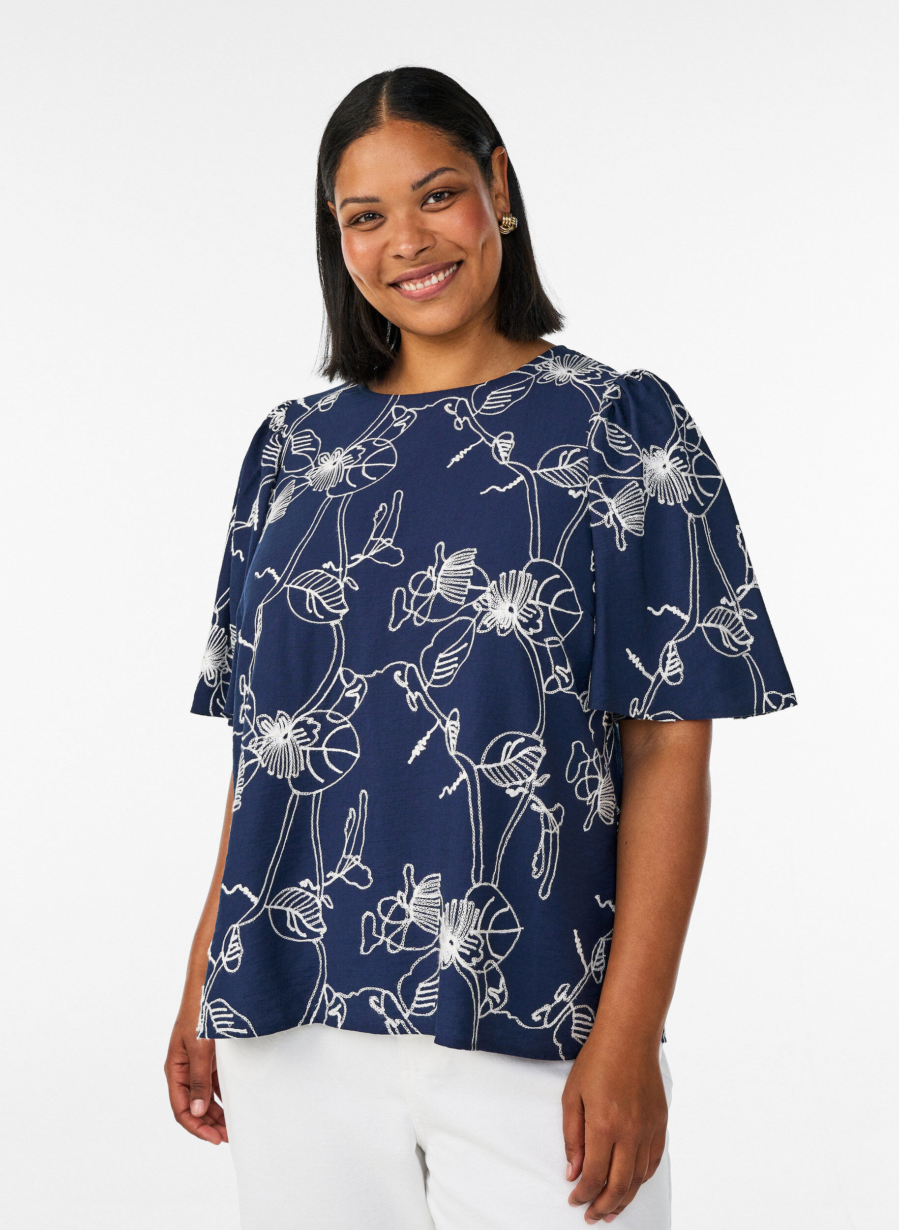 Kortermet bluse med brodert m&oslash;nster, Bl&aring;, Model