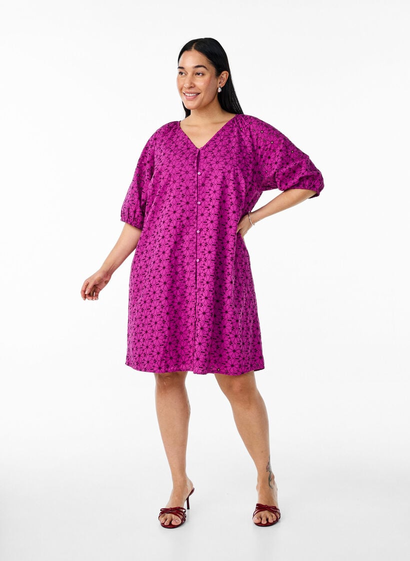 Kort kjole med brodert blomster mønster, Vivid Viola, Model