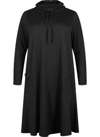 Jerseykjole med høy hals og lommer