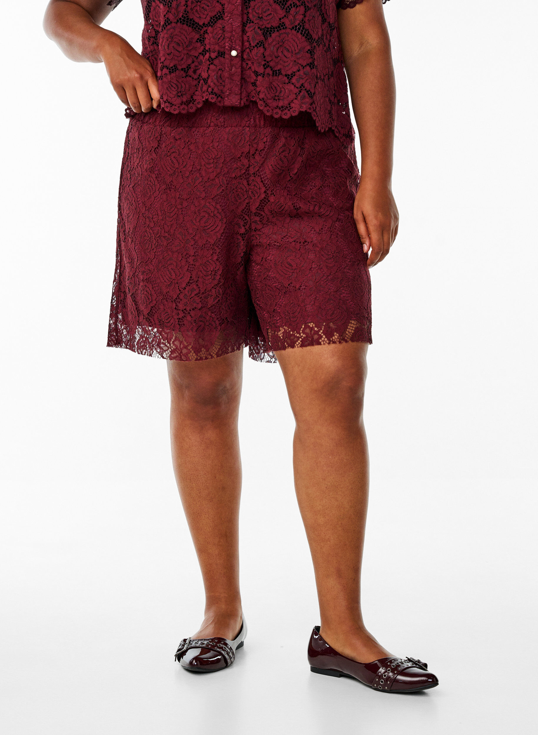 Zizzi Loose fit blonde shorts, M&oslash;rk Bordeaux, Model image number 3