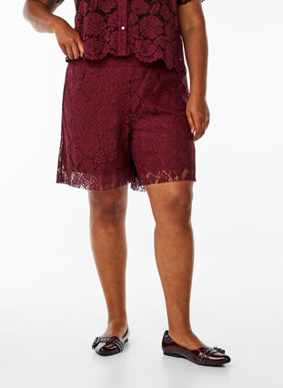 Zizzi Loose fit blonde shorts, Mørk Bordeaux, Model image number 3