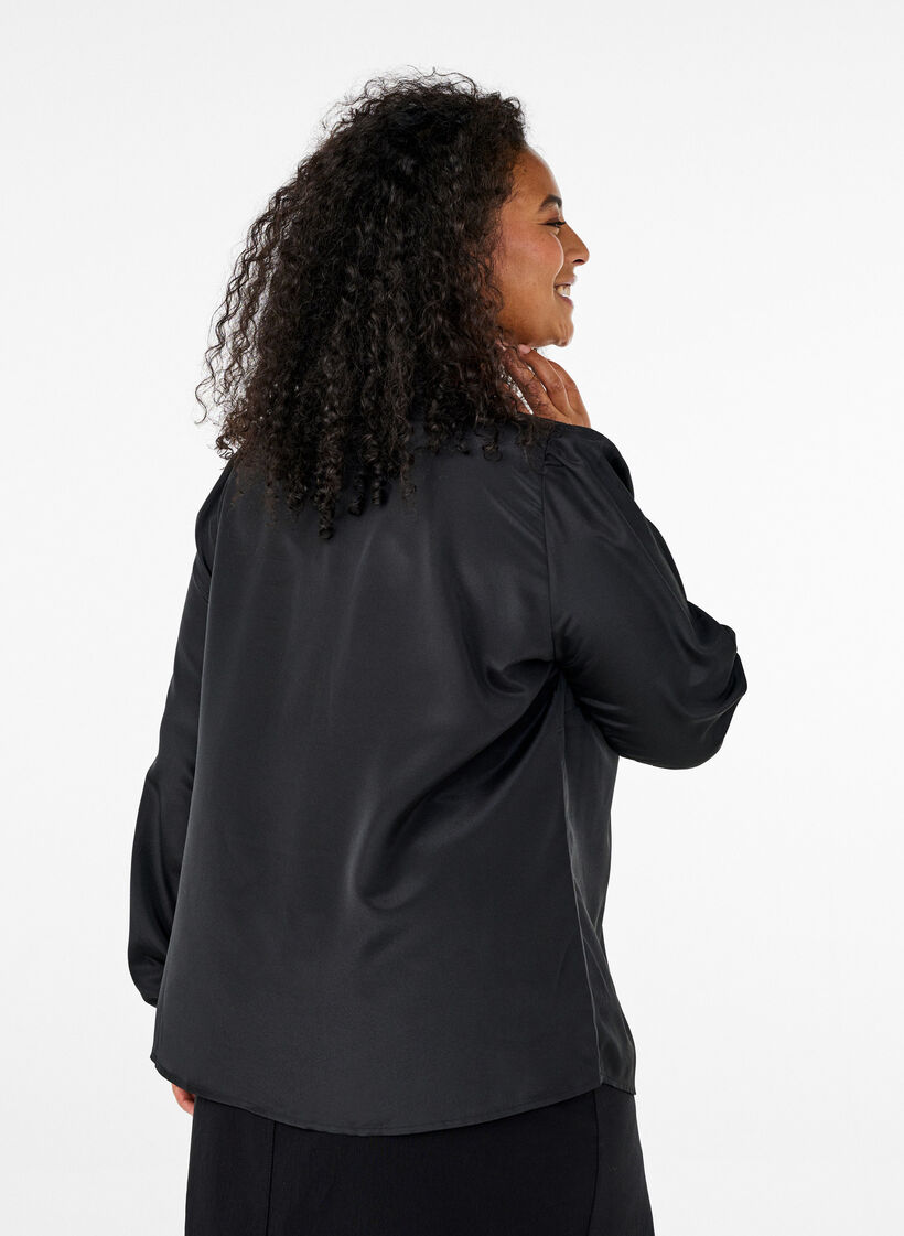 Satinbluse med volangdetaljer, Black, Model image number 1