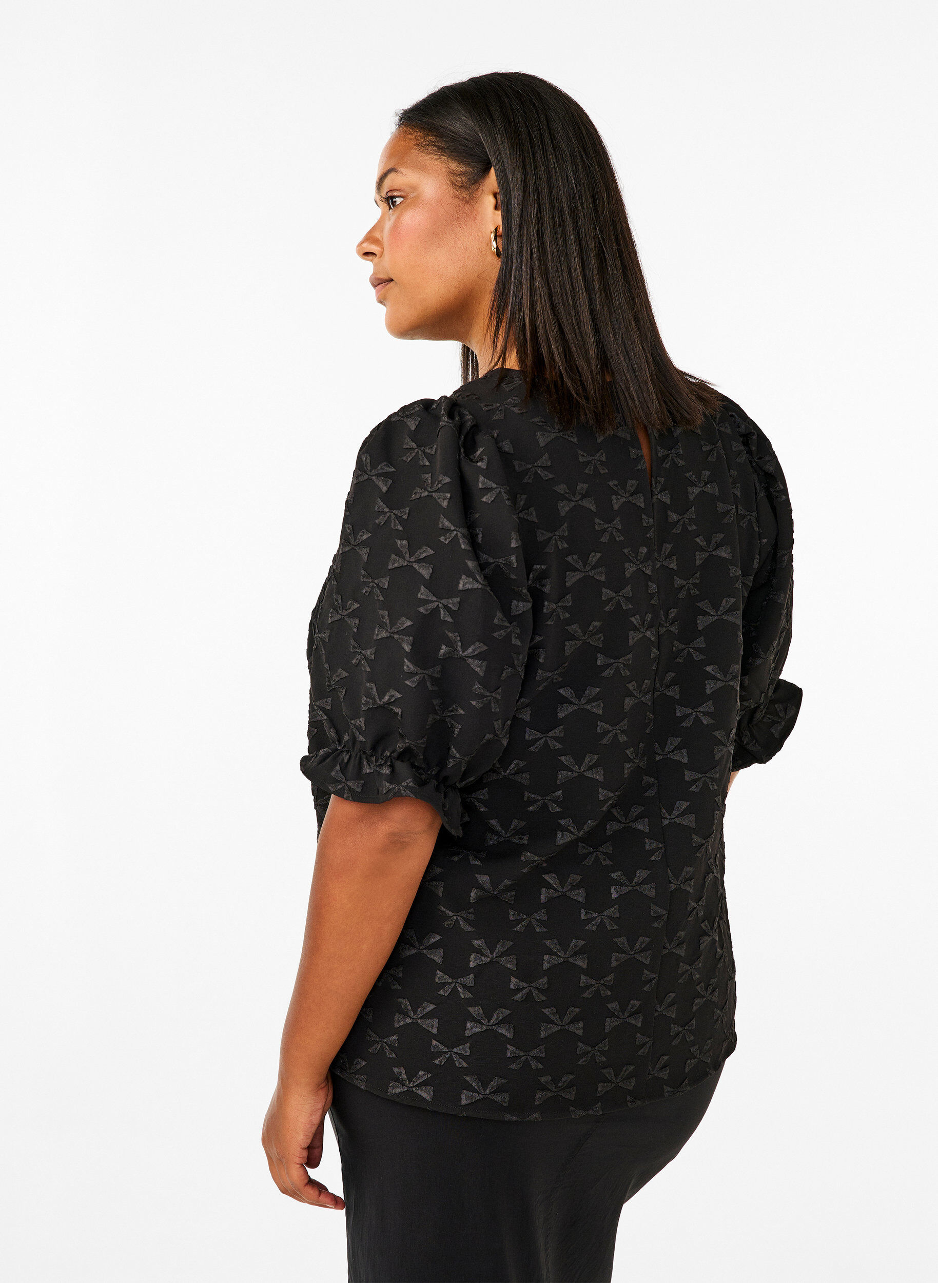 Zizzi Kortermet jacquard-bluse med sl&oslash;yfer, Black W. Bow, Model image number 1