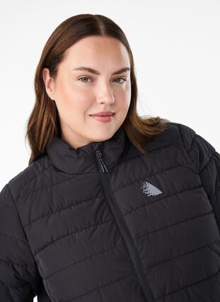 Zizzi Sporty polstret jakke med høy krage og lommer, Black, Model image number 2