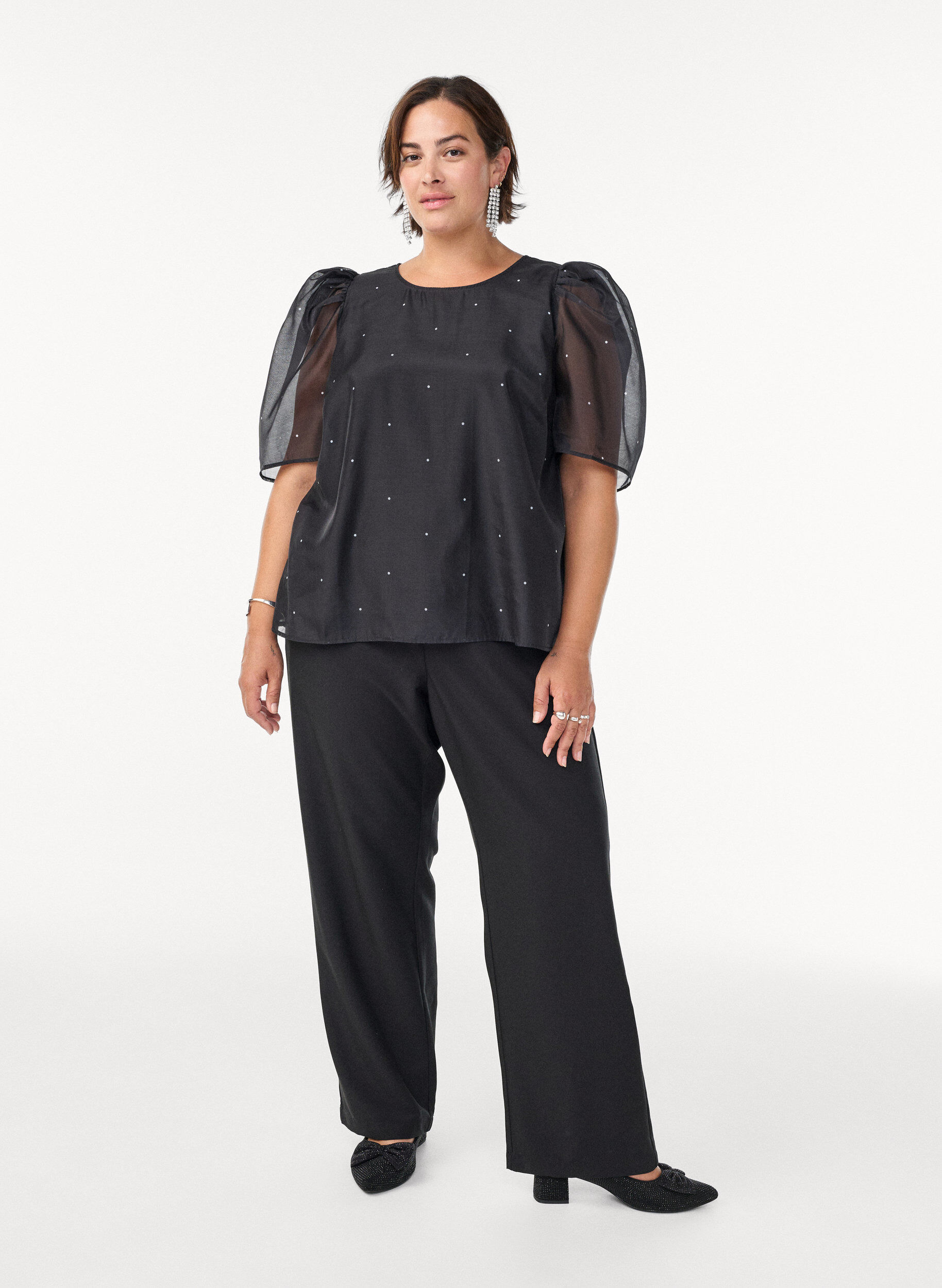 Zizzi Festbluse i organza-uttrykk med prikker, Svart, Model image number 1