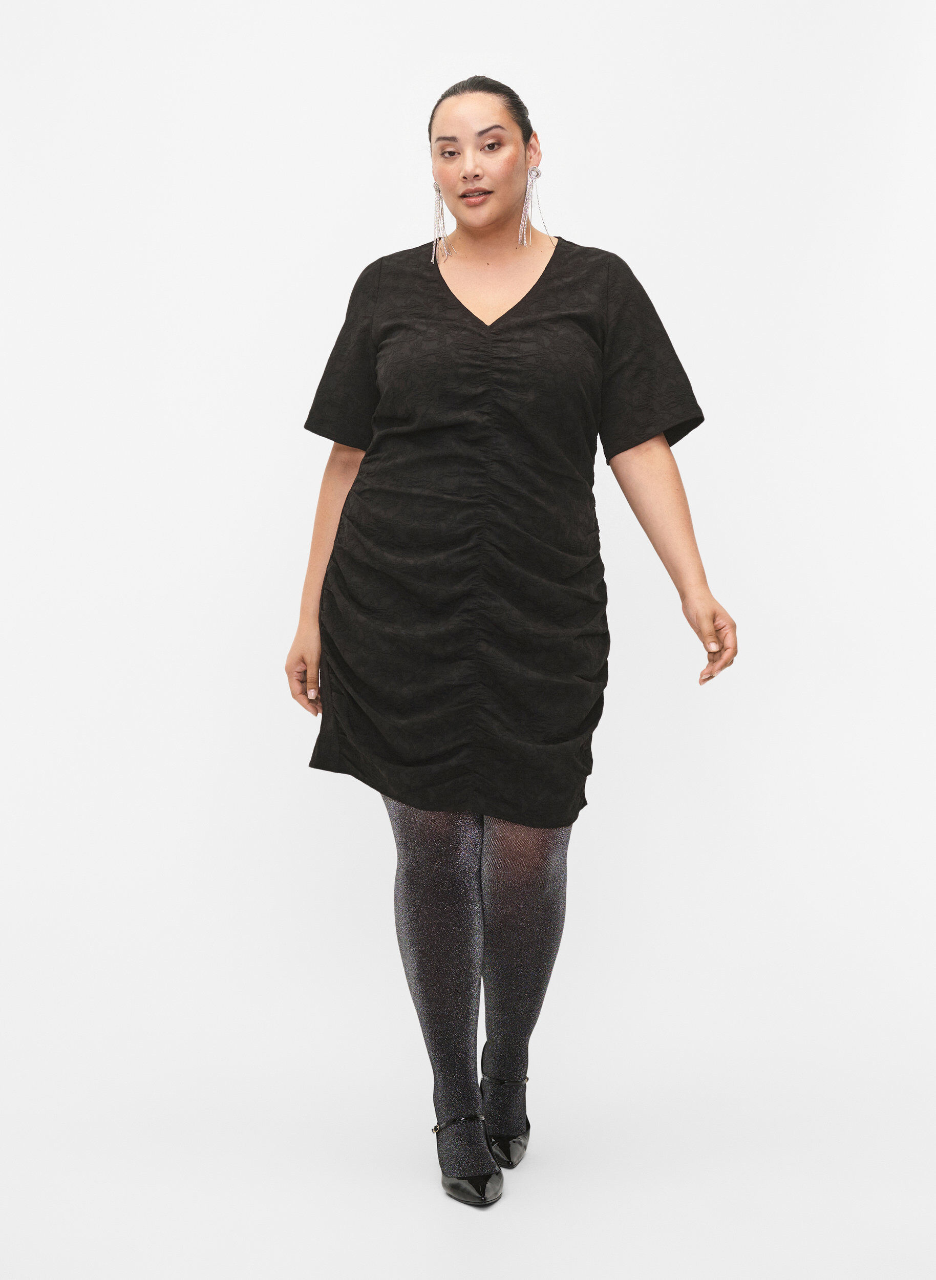 Zizzi Kortermet kjole med strukturm&oslash;nster og draperinger, Black, Model image number 3