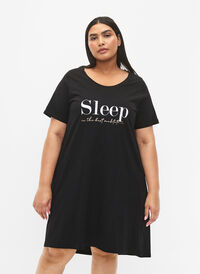 Kortærmet nattkjole i økologisk bomull, Black Sleep, Model