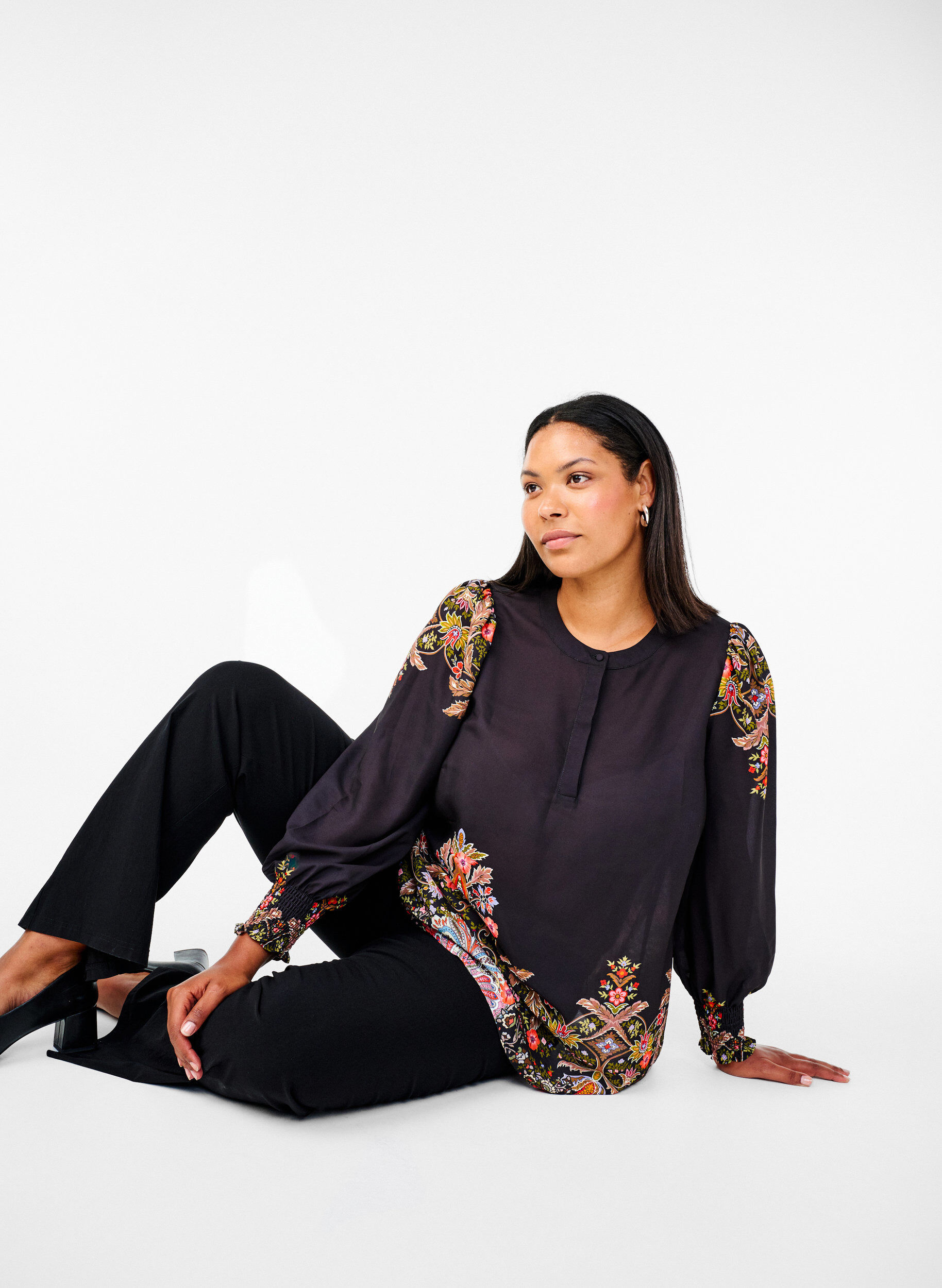 Zizzi Bluse med paisleym&oslash;nster, Black Paisley, Model image number 2