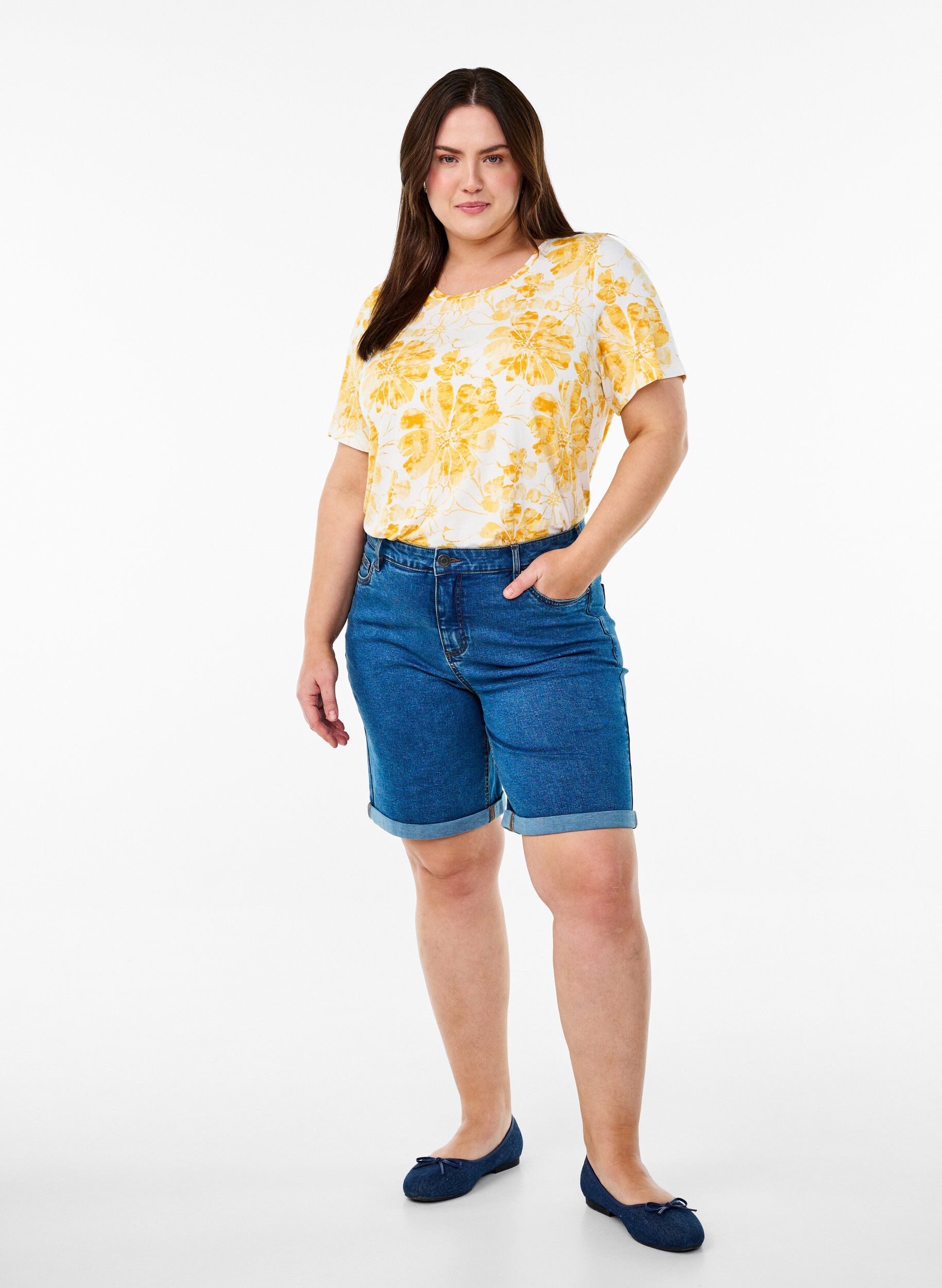 Zizzi Tettsittende denimshorts med h&oslash;y midje, Bl&aring;, Model image number 1