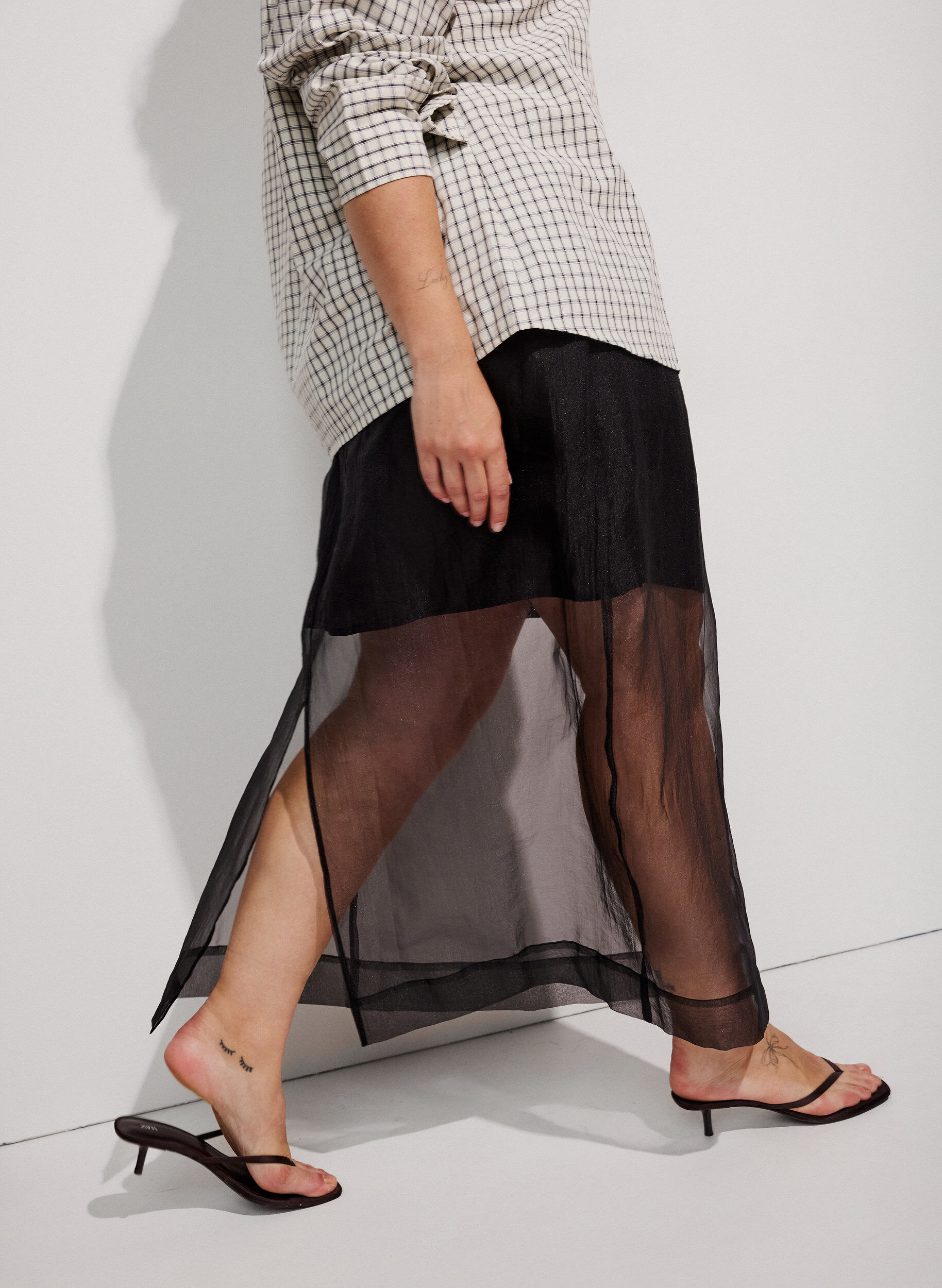 Langt skj&oslash;rt med organza-utseende, Svart, Model