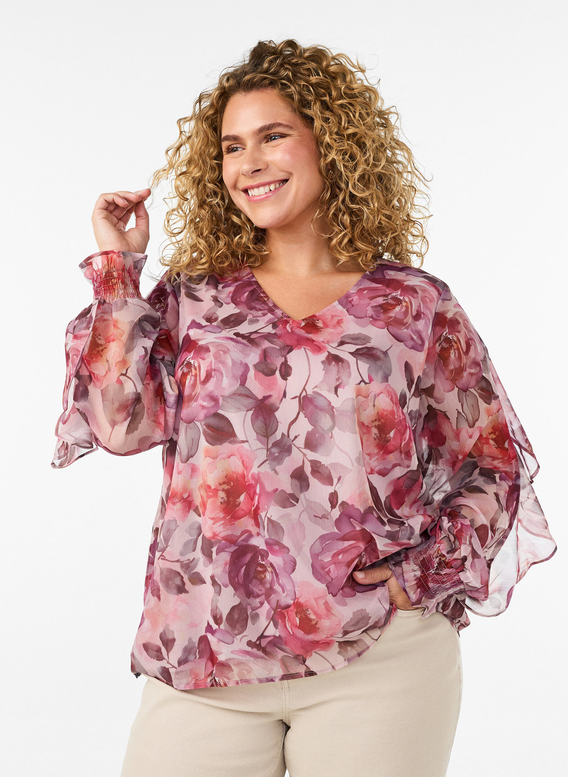 Bluse med blomstertrykk, V-hals og rysjede ermer, Rosa, Model