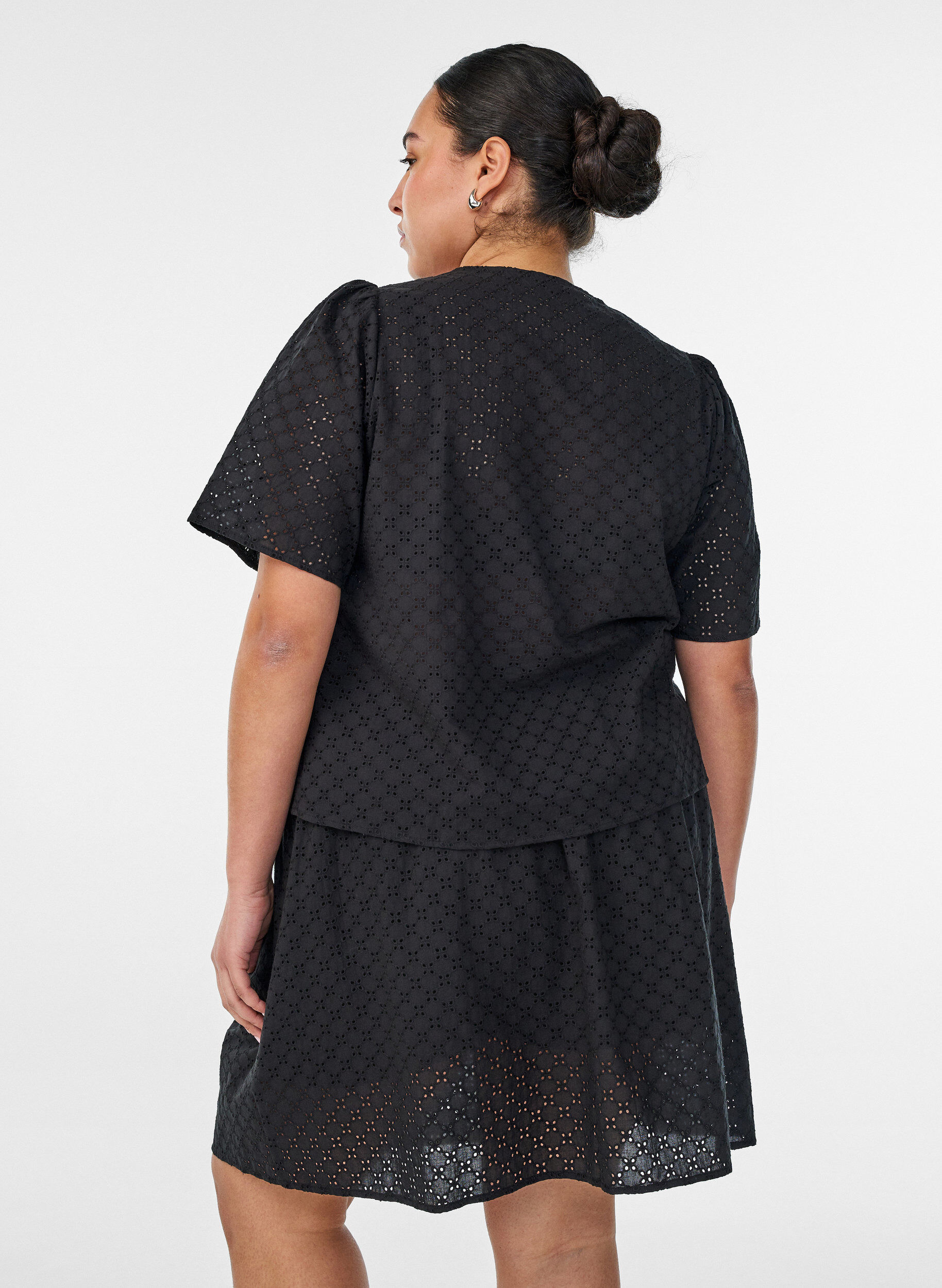 ZizziKort skj&oslash;rt med broderie anglaise og elastisk midje, Svart, Model image number 1