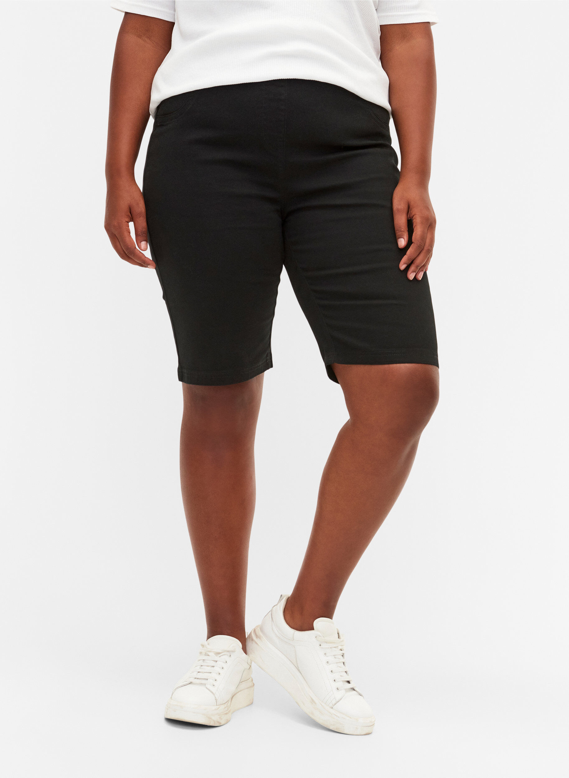 ZizziTettsittende shorts med baklommer, Black, Model image number 2