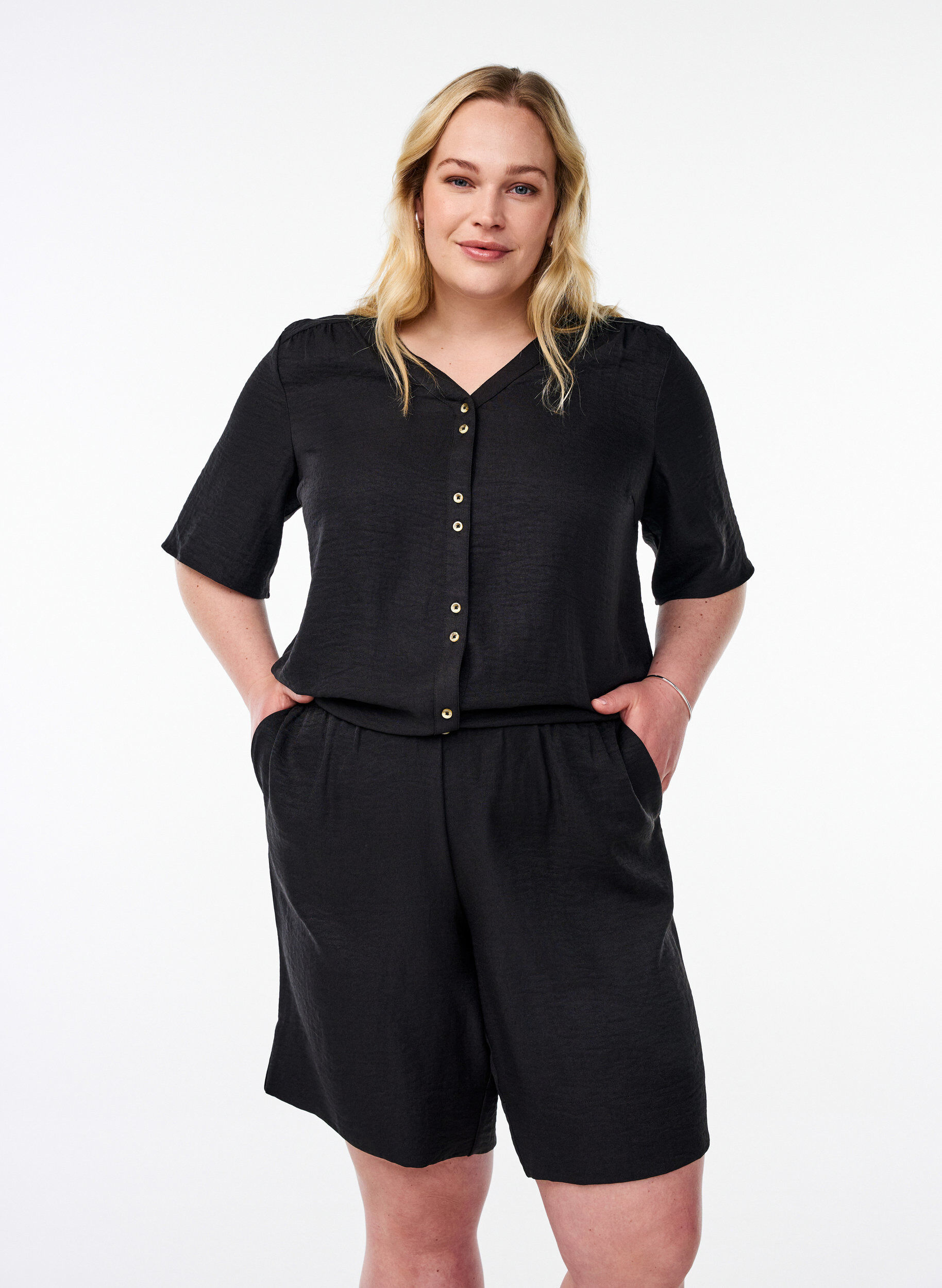 Shorts med lommer og h&oslash;y midje, Svart, Model