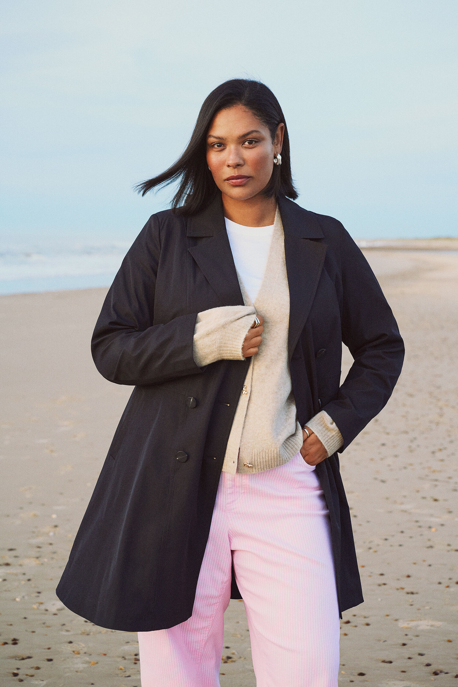 Zizzi Svart trenchcoat, , Model