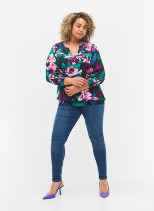 Blomstrete bluse med 3/4-ermer i viskose, Black Flower AOP, Model image number 2