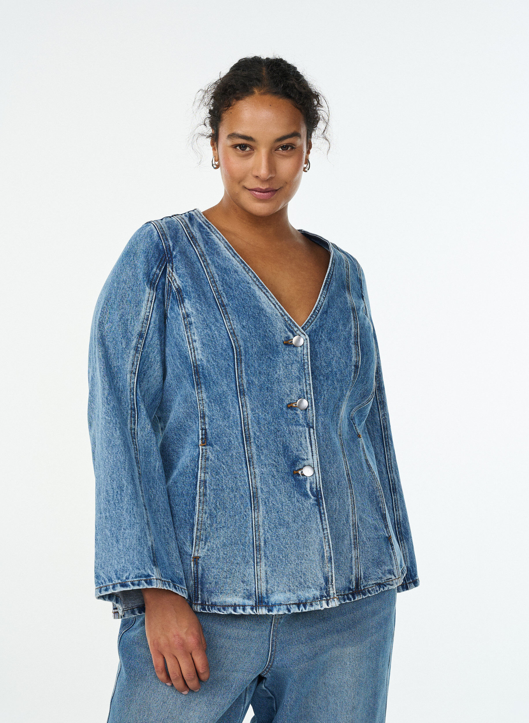 Denimjakke med formende s&oslash;mmer og V-hals, Bl&aring;, Model