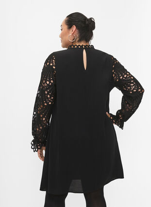 Kjole i viskose med crochet ermer, Black, Model image number 1